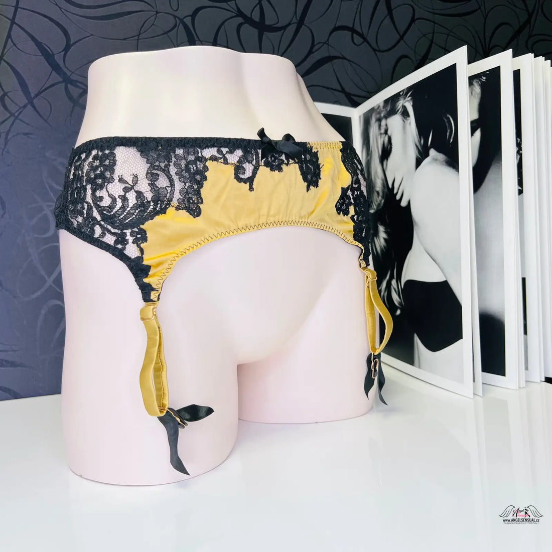 Podvazkový pás Nayeli se zlatou a černou krajkou, elegantní pás Nayeli zlatý