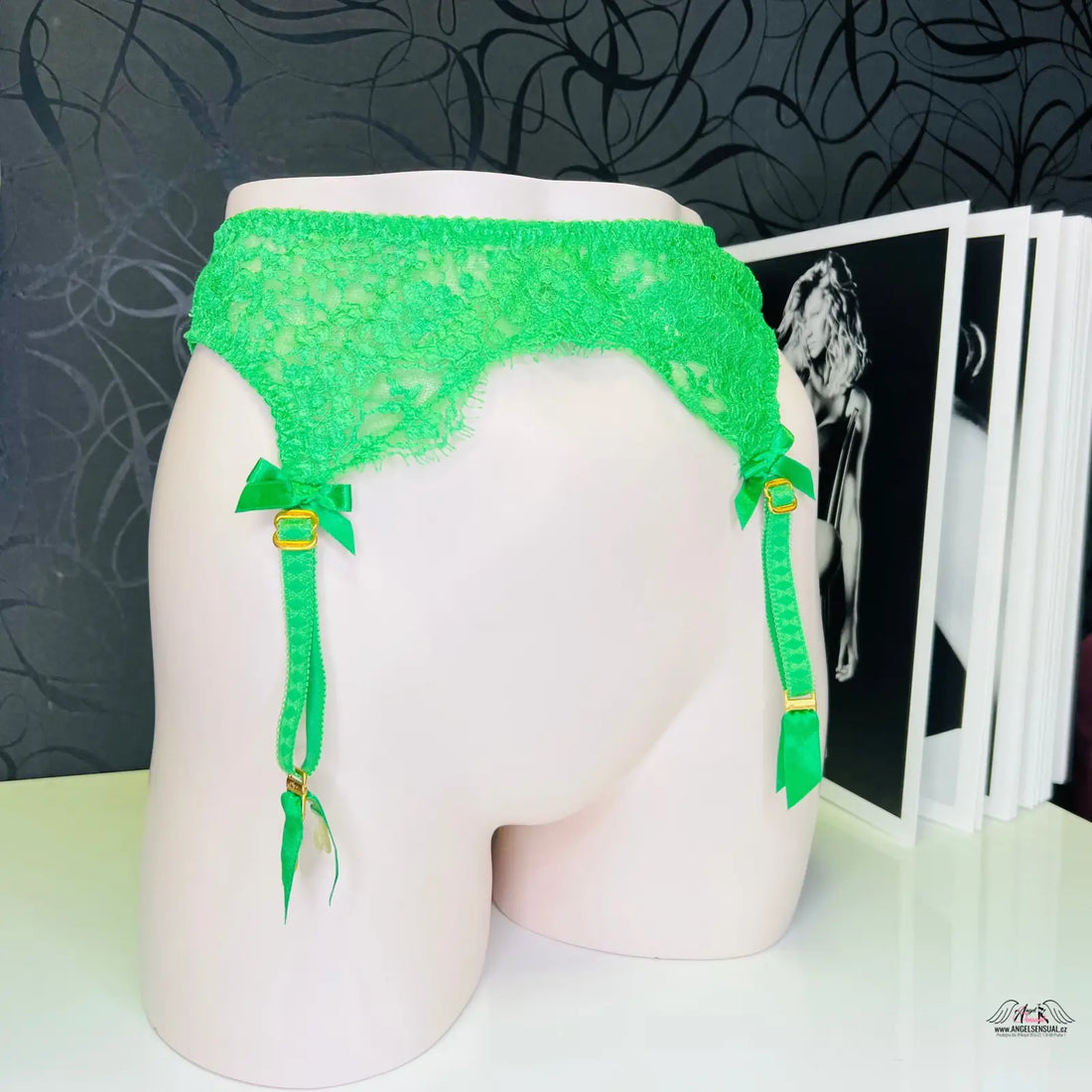 Luxusní krajkový podvazkový pás Payge s zelenou krajkou a zlatými detaily