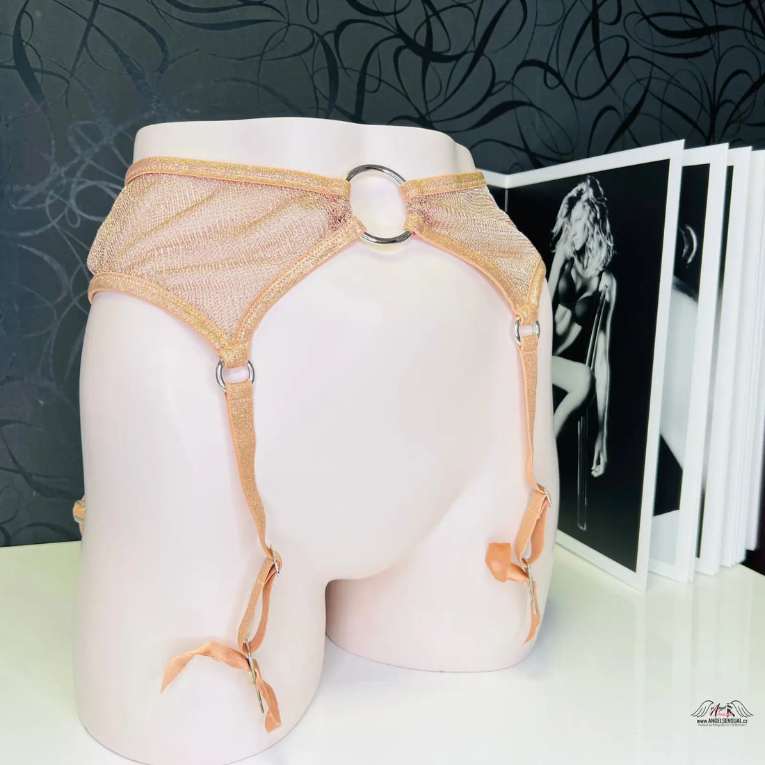 Peach-colored svůdný síťkovaný podvazkový pás Phoebe Provocateur s kovovým kruhem