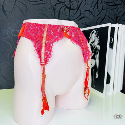 Red lace garter belt with jemnou mašličkou from Agent Provocateur Podvazkový Pás Samarra