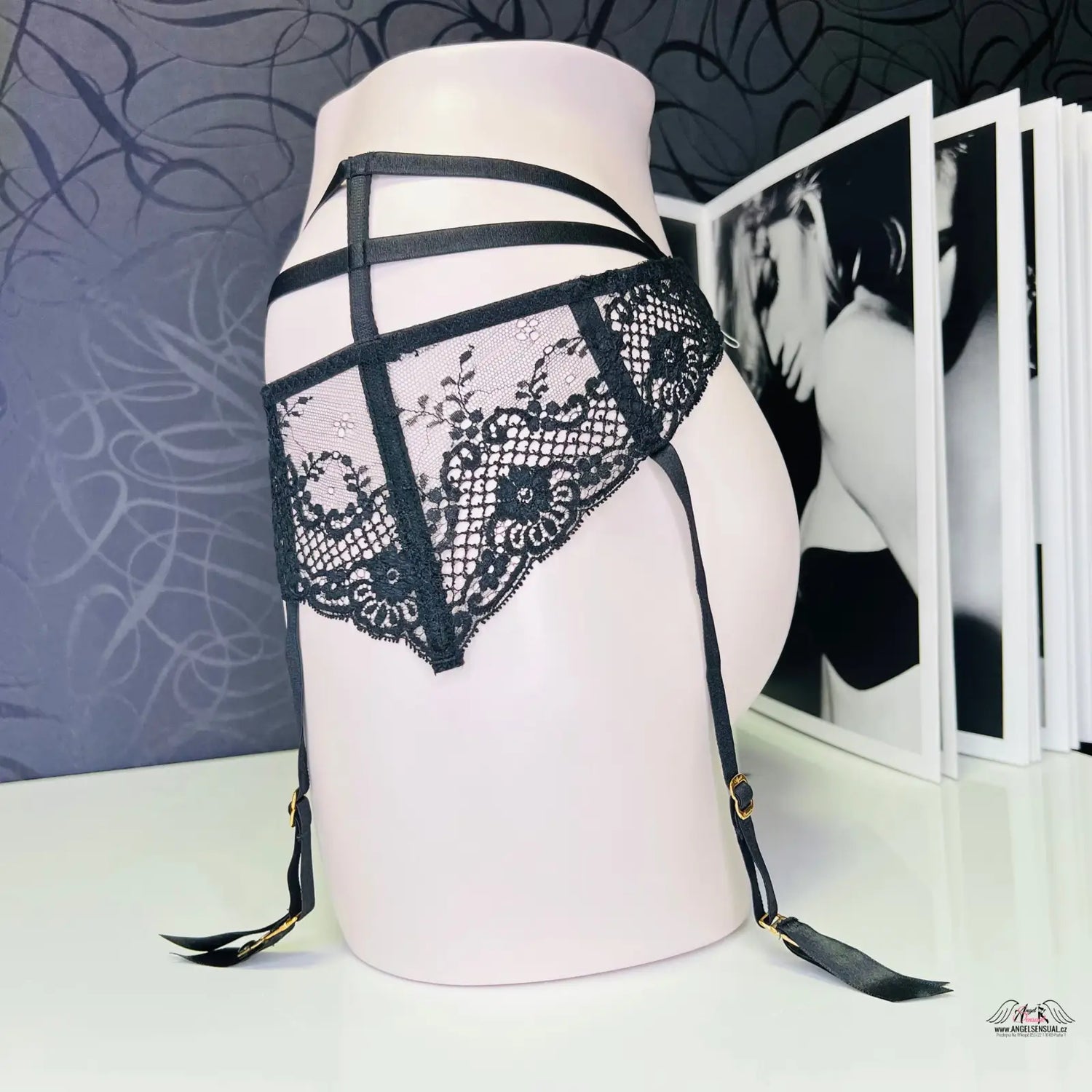 Black lace garter belt Agent Provocateur Podvazkový Pás Sandra s přesýpacích hodin designem