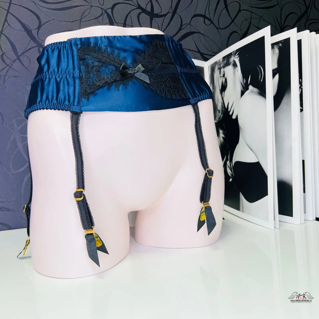 Luxusní Stephanee Waspie od Agent Provocateur s modrobílým spodním prádlem a černou krajkou