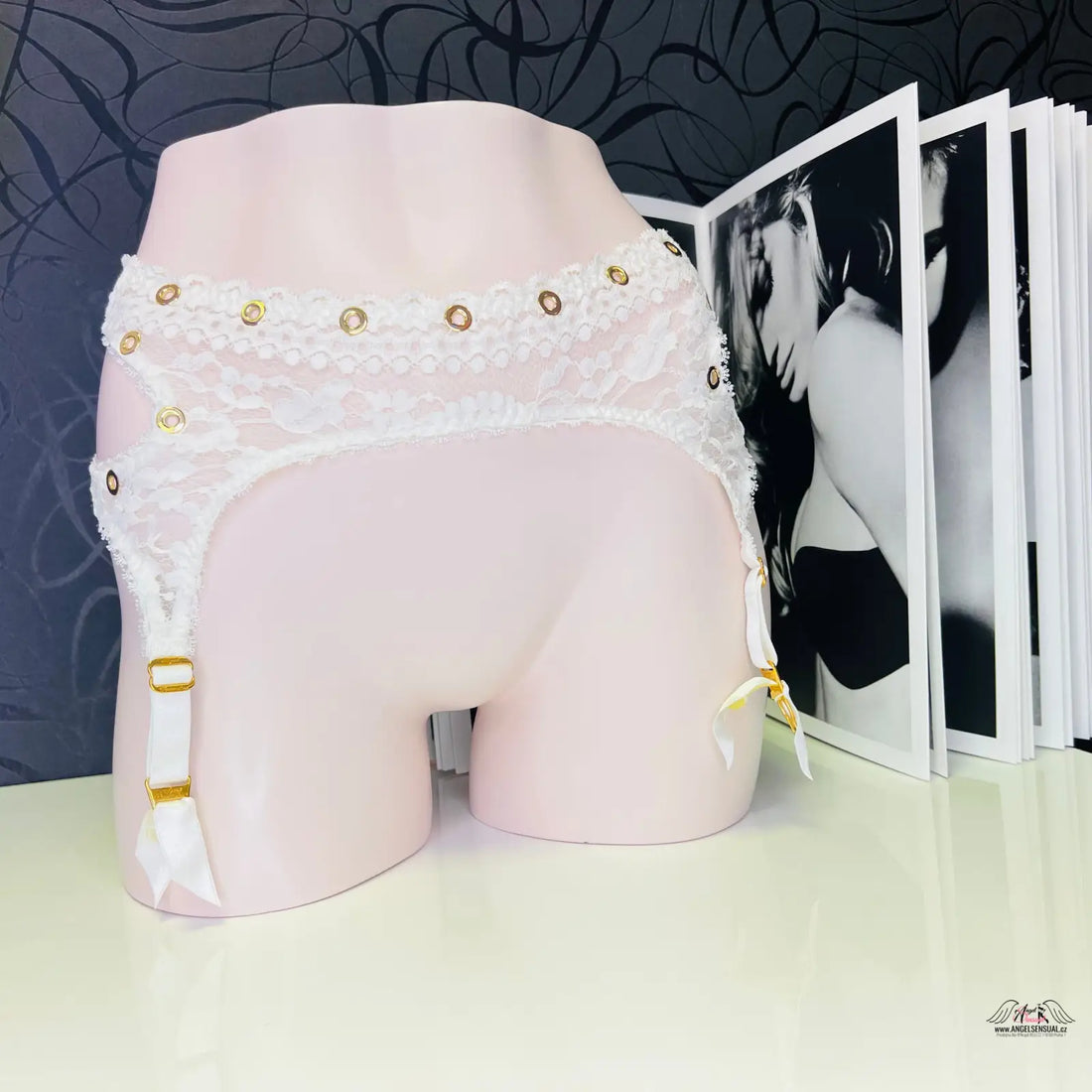 Bílý krajkový podvazkový pás Stevie s zlatými akcenty v sbírku spodního prádla