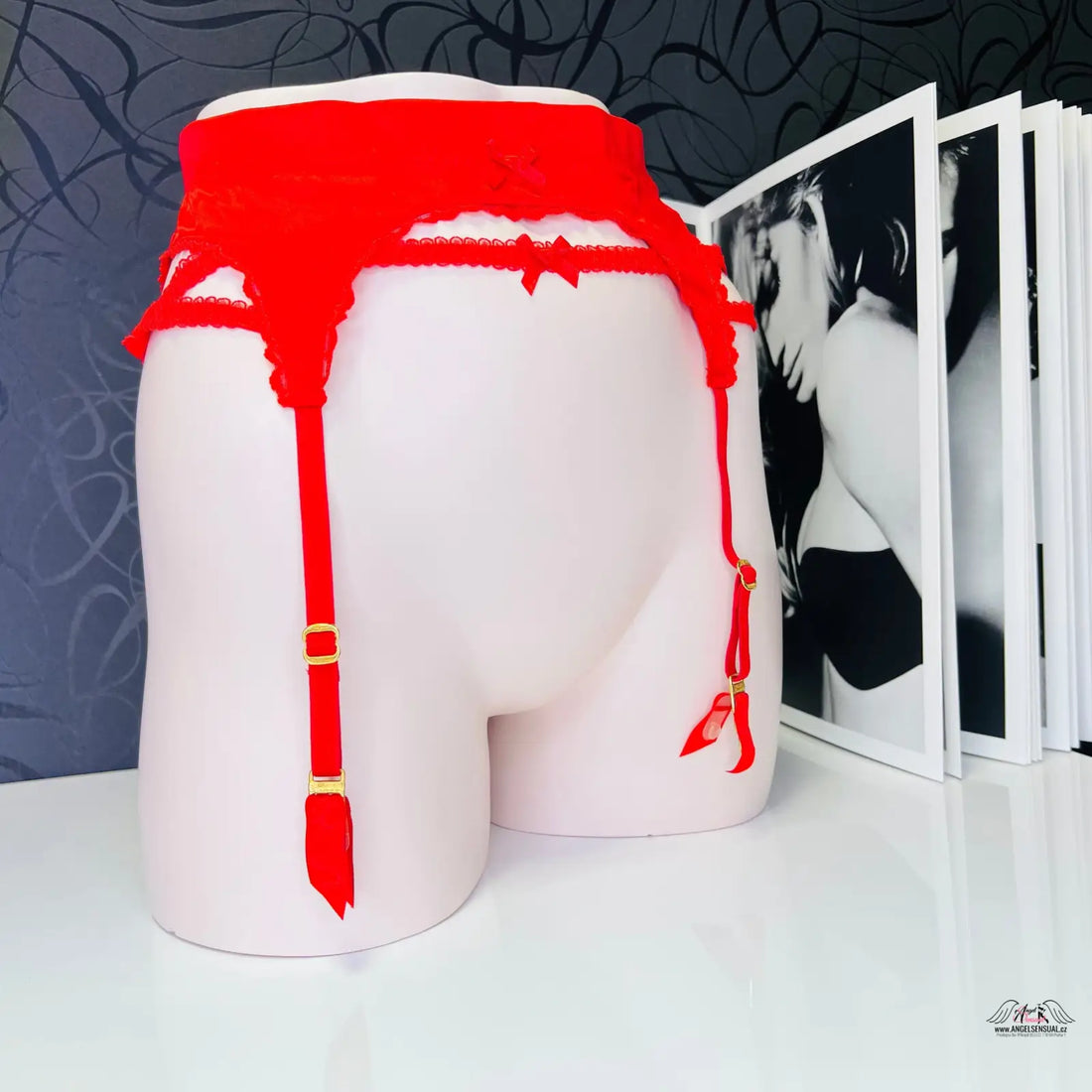 Red lace garter belt from Agent Provocateur Podvazkový Pás Tammi, luxusní spodní prádlo s mašličkami