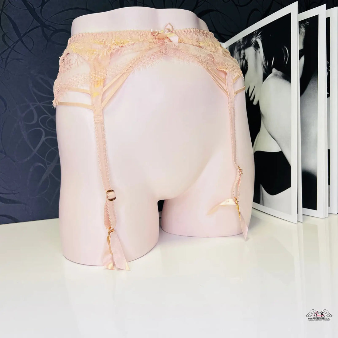 Peach-colored lace garter belt from Agent Provocateur Podvazkový Pás Tanya, sexy krajkový podvazkový pás