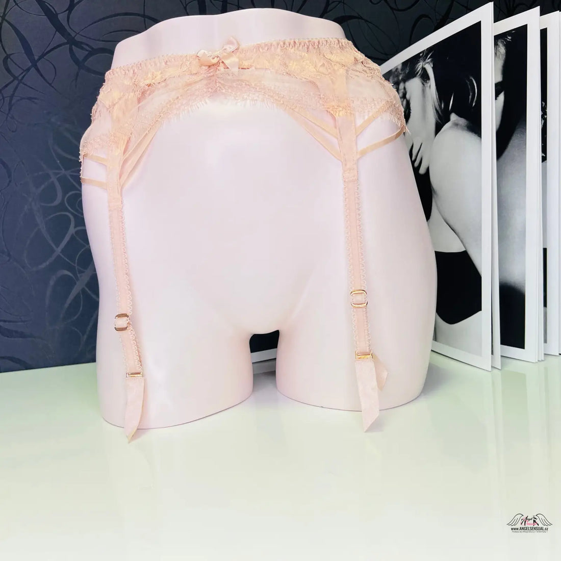 Peach-colored lace garter belt from Agent Provocateur Podvazkový Pás Tanya, sexy krajkový podvazkový pás
