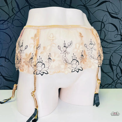Agent Provocateur Yoshie suspendery s vintage style a jemnou květinovou výšivkou