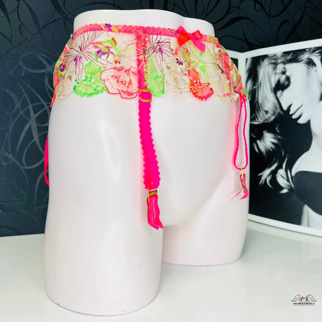 Floral embroidered garter belt z agent provocateur podvazkový pás zuri s něžnou mašličkou