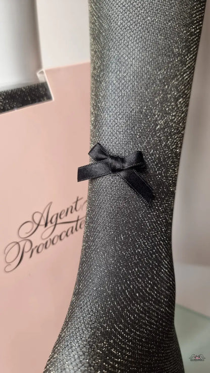 Agent Provocateur luxusní nadkolenky se zlatými vlákny přinášejí třpytivý vzhled