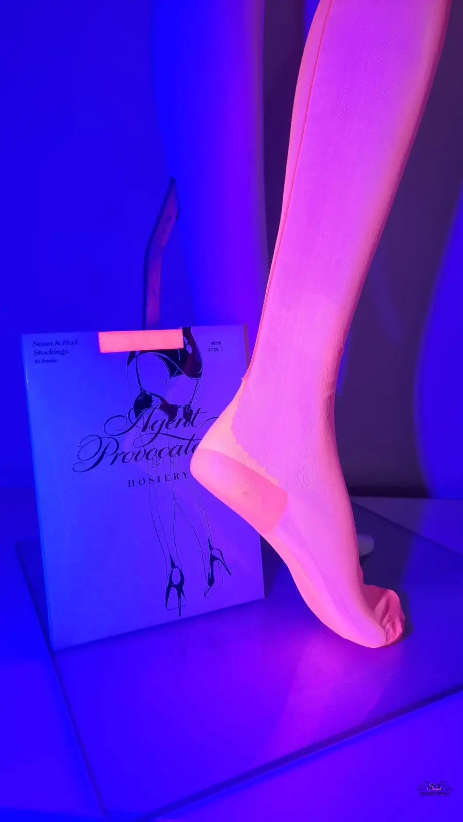 Pink hosiery-clad mannequin leg wearing Agent Provocateur neonové nadkolenky agent provocateur