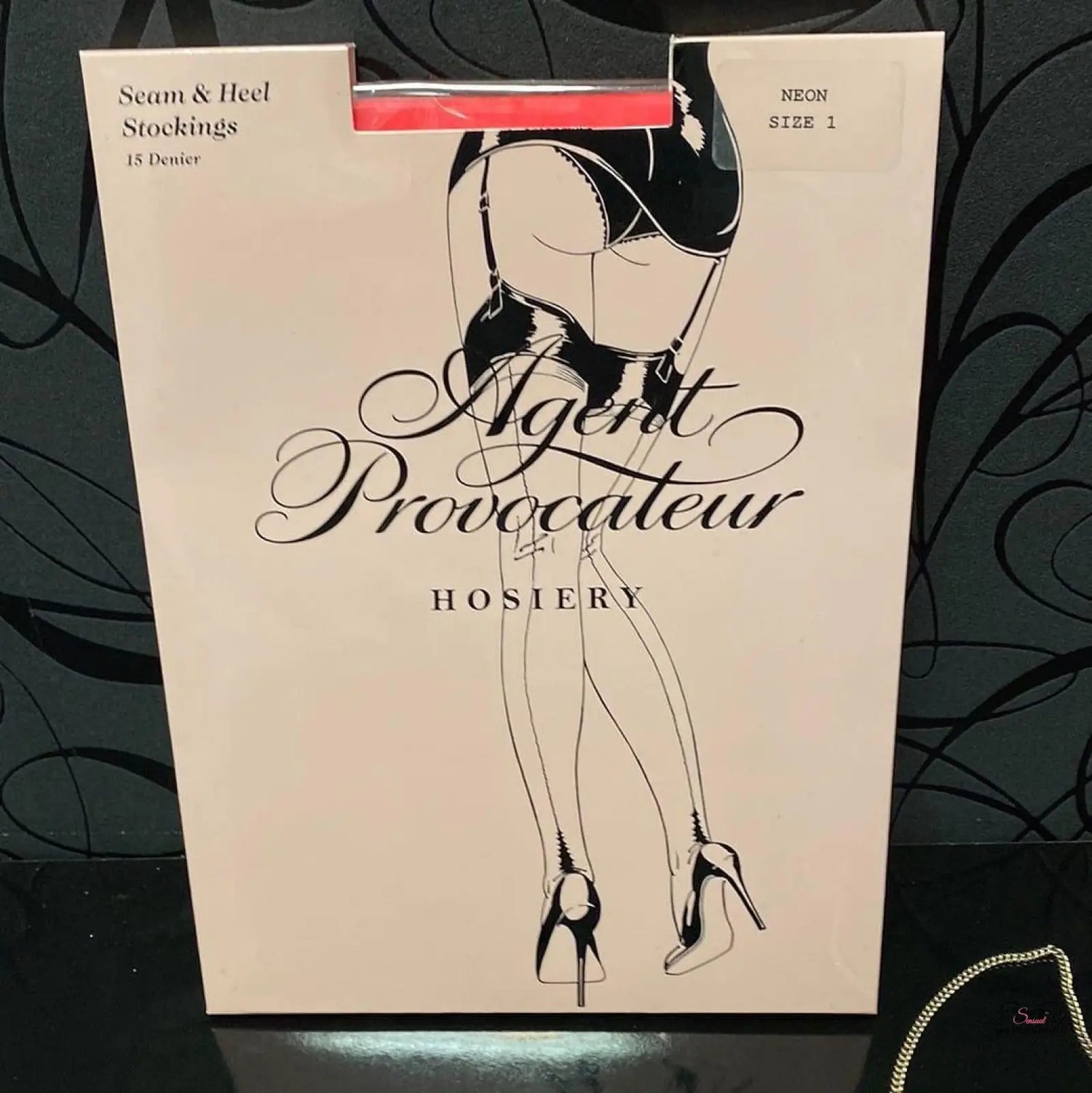Obal agent provocateur neonové nadkolenky agent provocateur s ilustrací nohou v podpatcích
