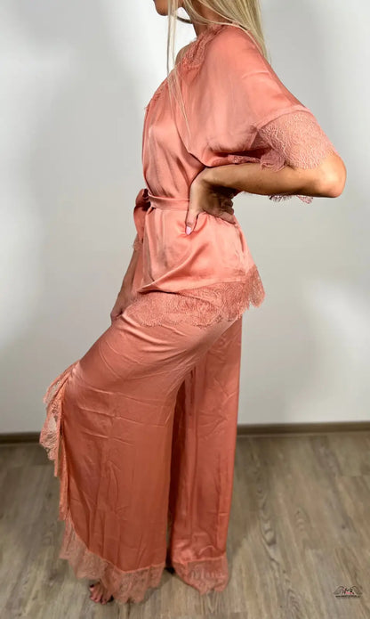 Žena v růžovém pyžamovém setu Agent Provocateur Racquel Peach