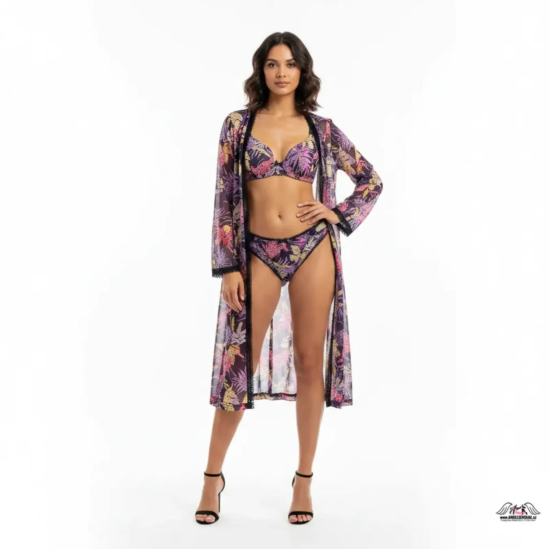 Žena v živém dlouhém průsvitném županu agent provocateur riva s tropickým květinovým vzorem luxusní lingerie