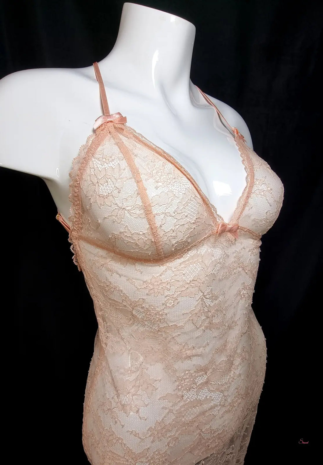 Light pink lace košilka Hinda s posuvnými ramínky na mannequin, luxusní košilka Hinda