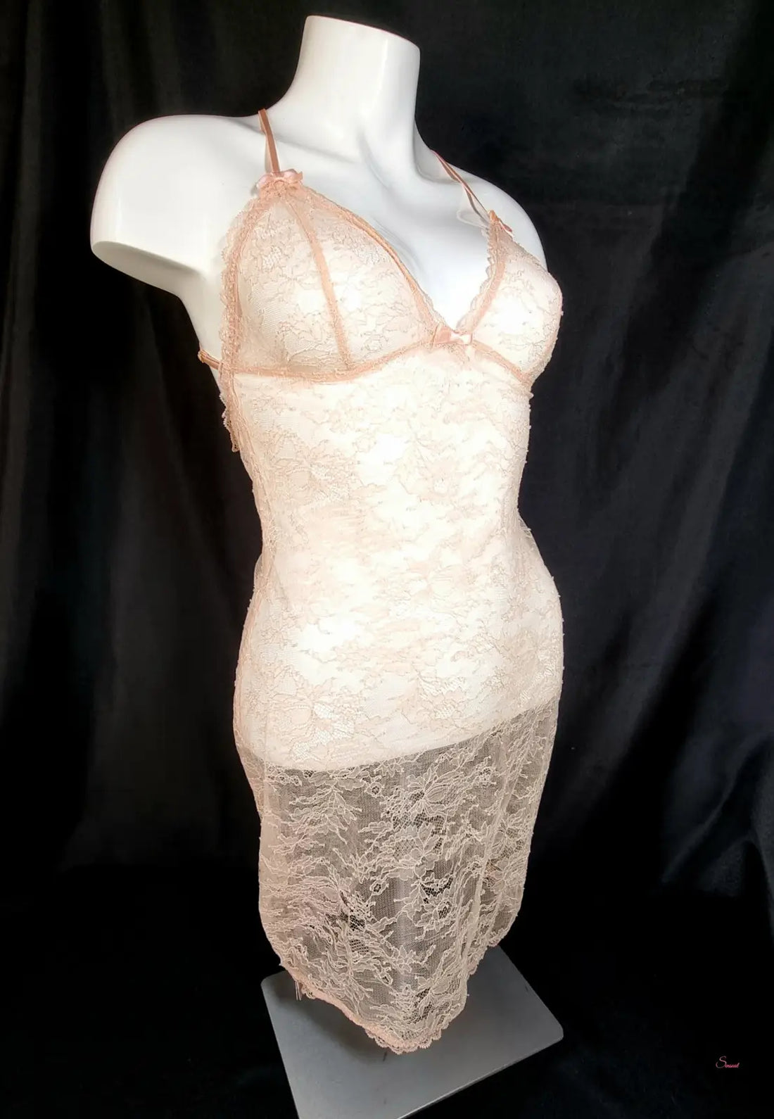 Pale pink lace košilka Hinda s posuvnými ramínky na bílé figuríně