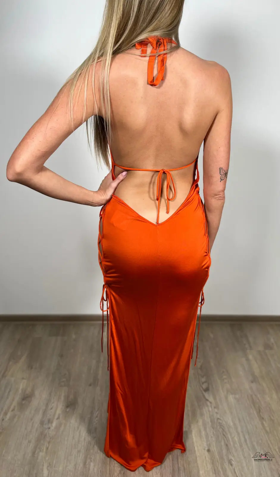 Orange halter-neck dlouhé šaty Agent Provocateur Šaty Traci s vysokými rozparky