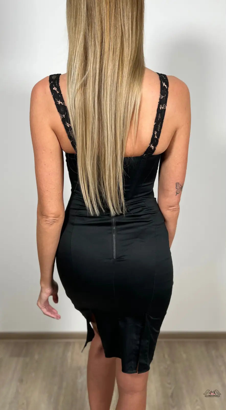 Žena s dlouhými blond vlasy v černých šatech Willow Dress s francouzskou leavers krajkou