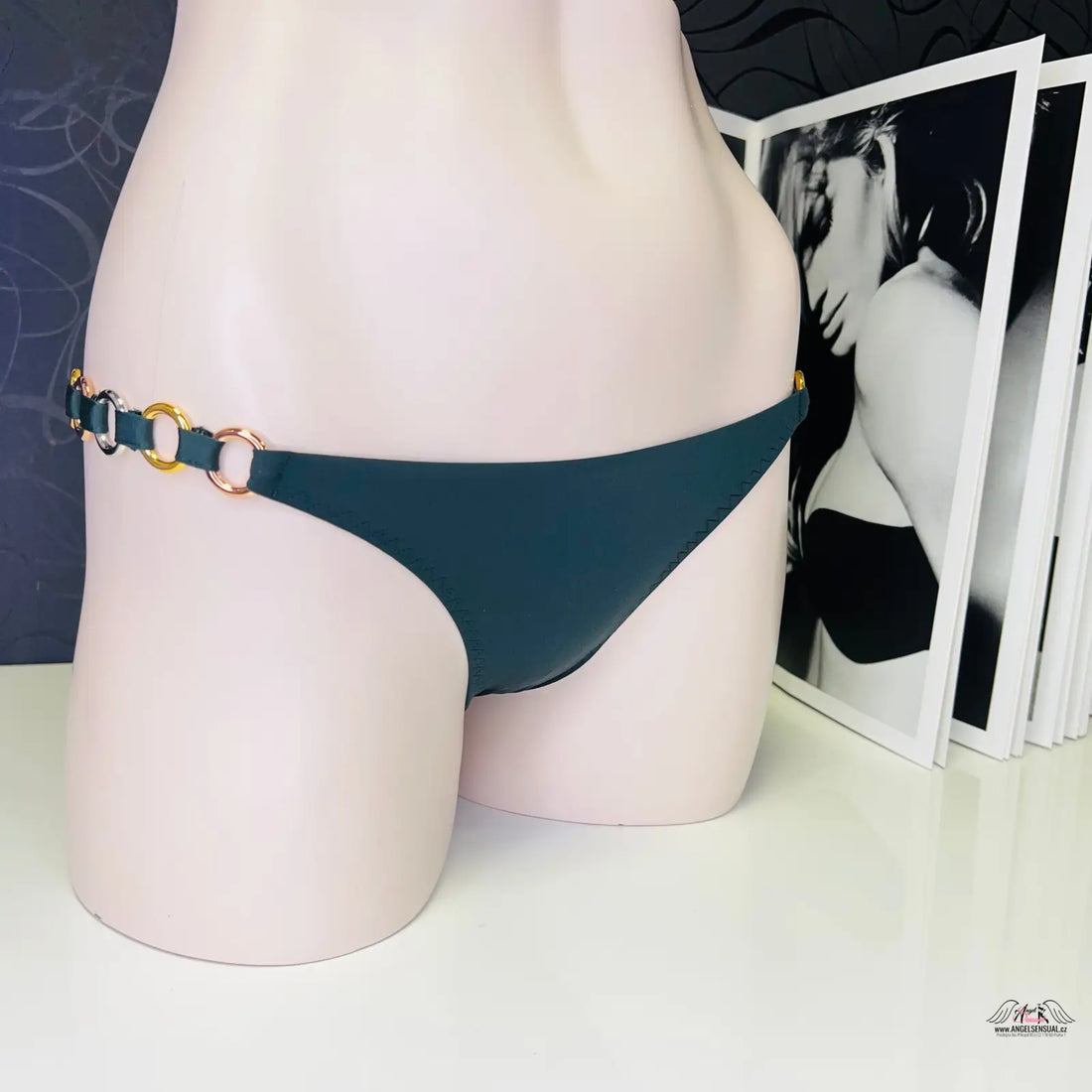 Manekýnové torzo v tyrkysové barvě s dekorativním páskem, stylový spodní díl plavek Kayla