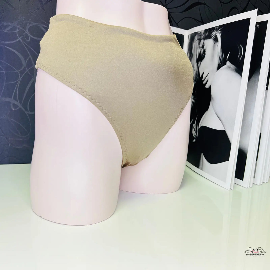 Beige spodní díl plavek Keia Mink/Gold na figuríně, elegantní spodní díl s zadní stranou