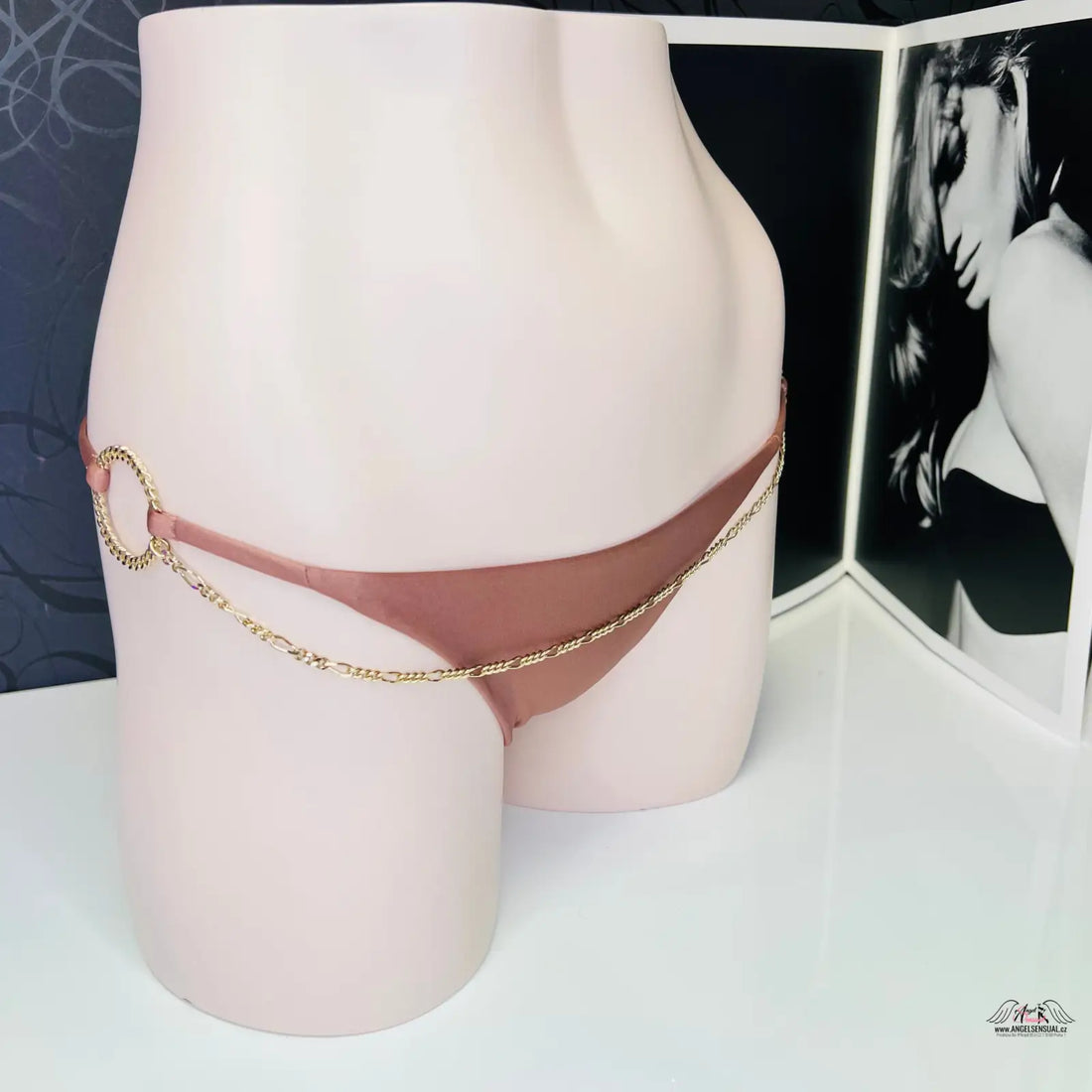 Luxusní plavky Kiona s růžovým spodním dílem a zlatým řetízkem