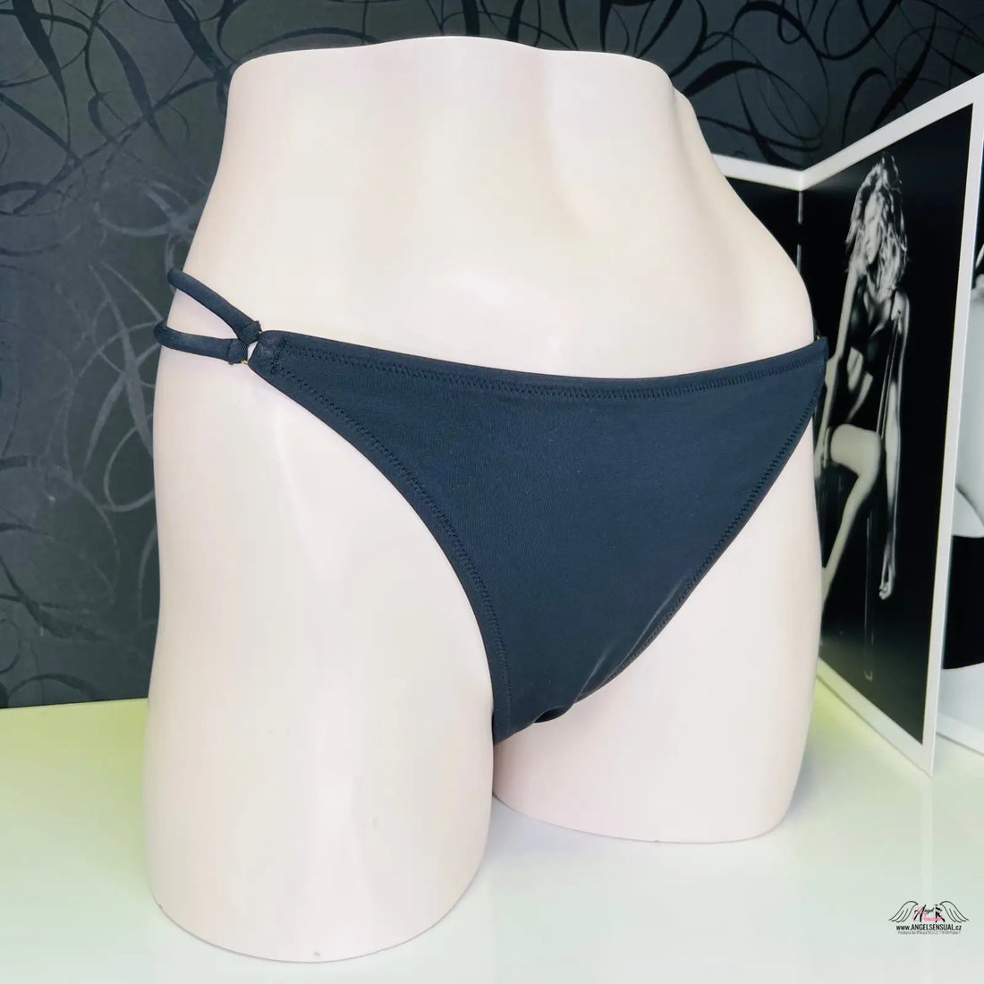 Black bikini bottoms s ozdobnými šňůrkami a zlatými aplikacemi od Agent Provocateur