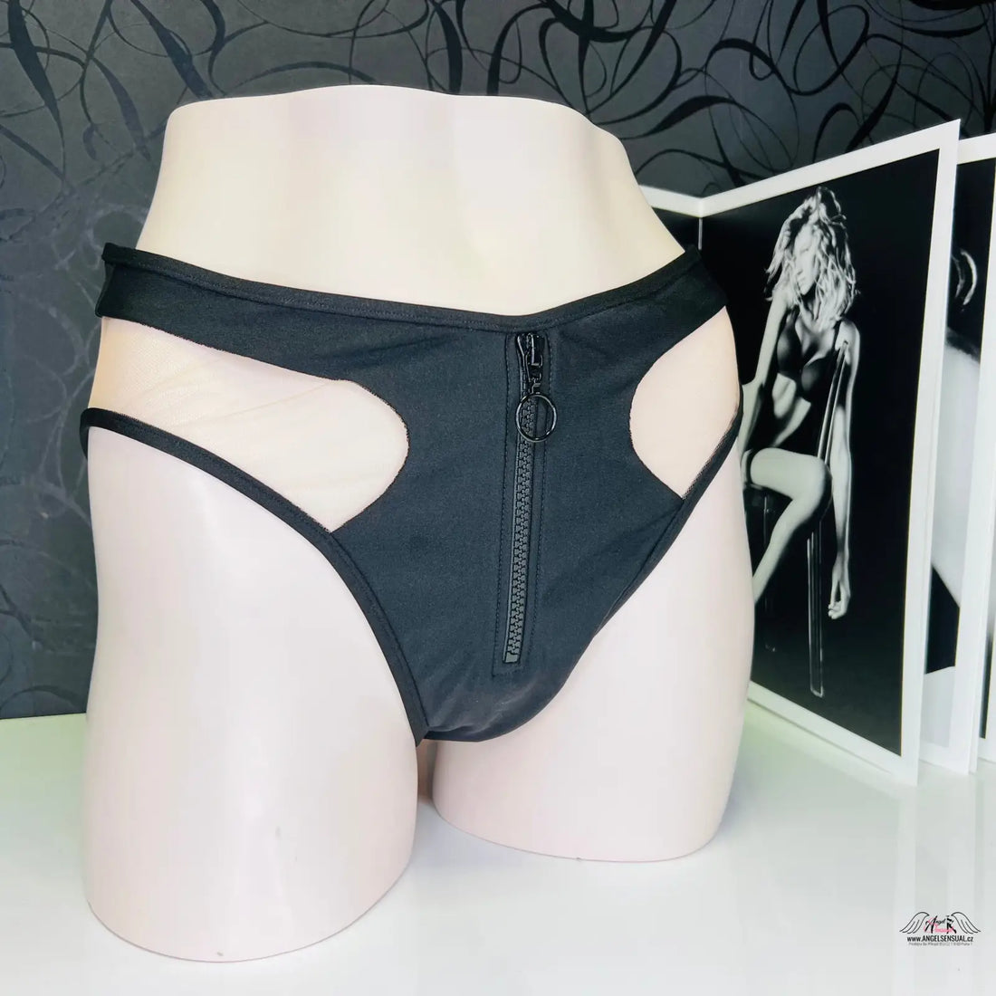 Black cut-out zipper front panties of Agent Provocateur Spodní Díl Plavek Marlene with jemnou síťovinou na přední straně