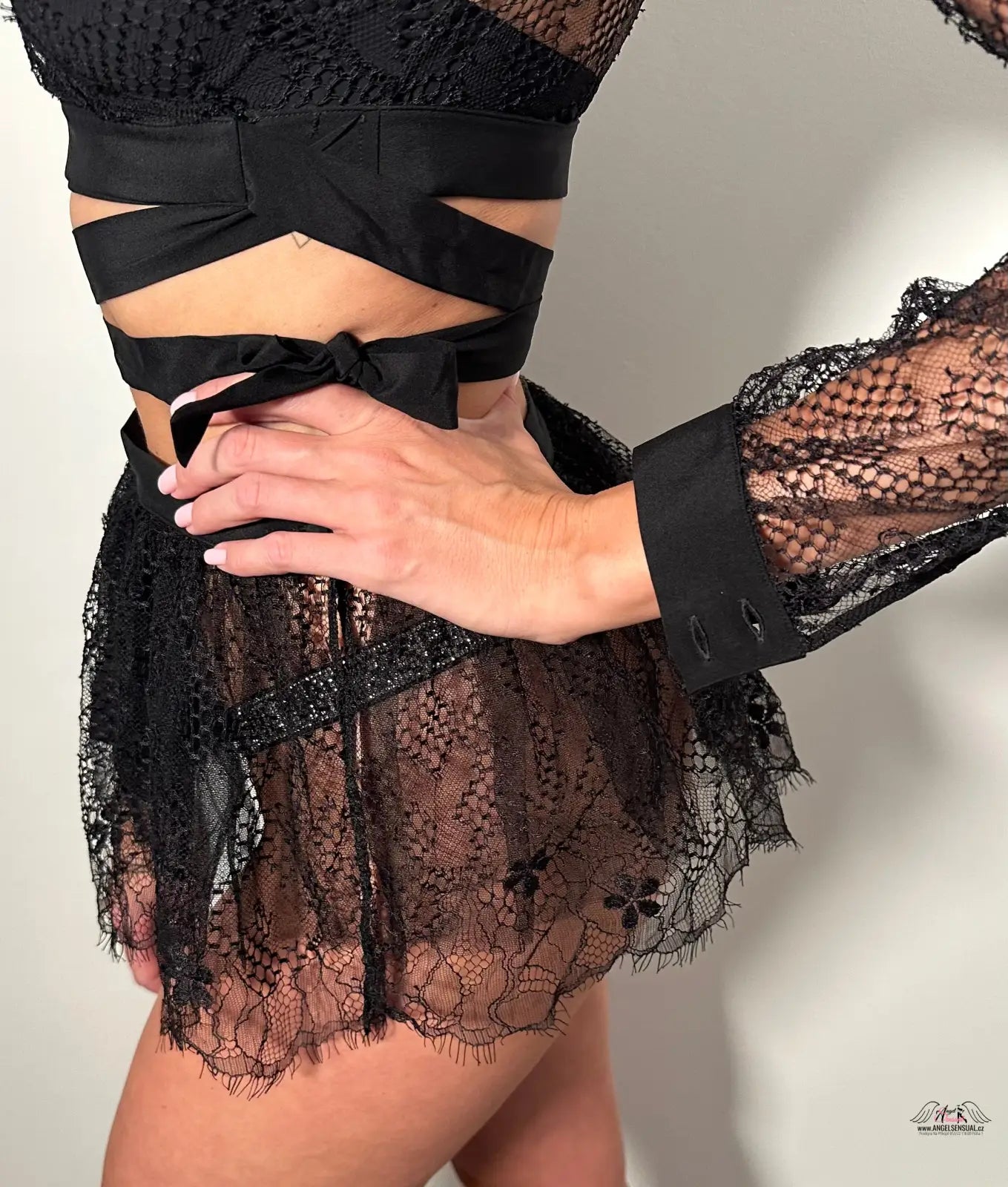 Agent Provocateur Sukně Elsey Black s černým krajkovým prádlem a křížovými pásky