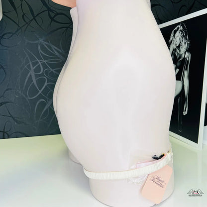 White garter with tag from Agent Provocateur Svatební Podvazek Lindie, jemnou síťovinou a stříbrnými korálky