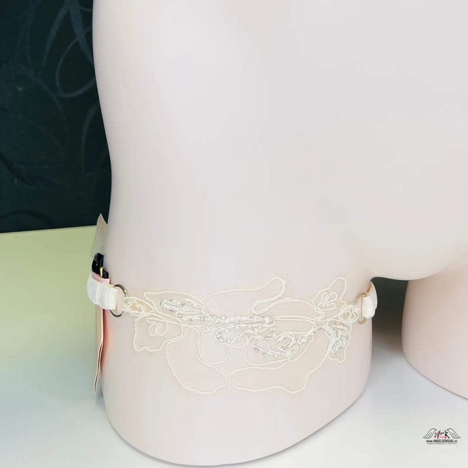 White floral lace garter s jemnou síťovinou a stříbrnými korálky, podvazek Lindie