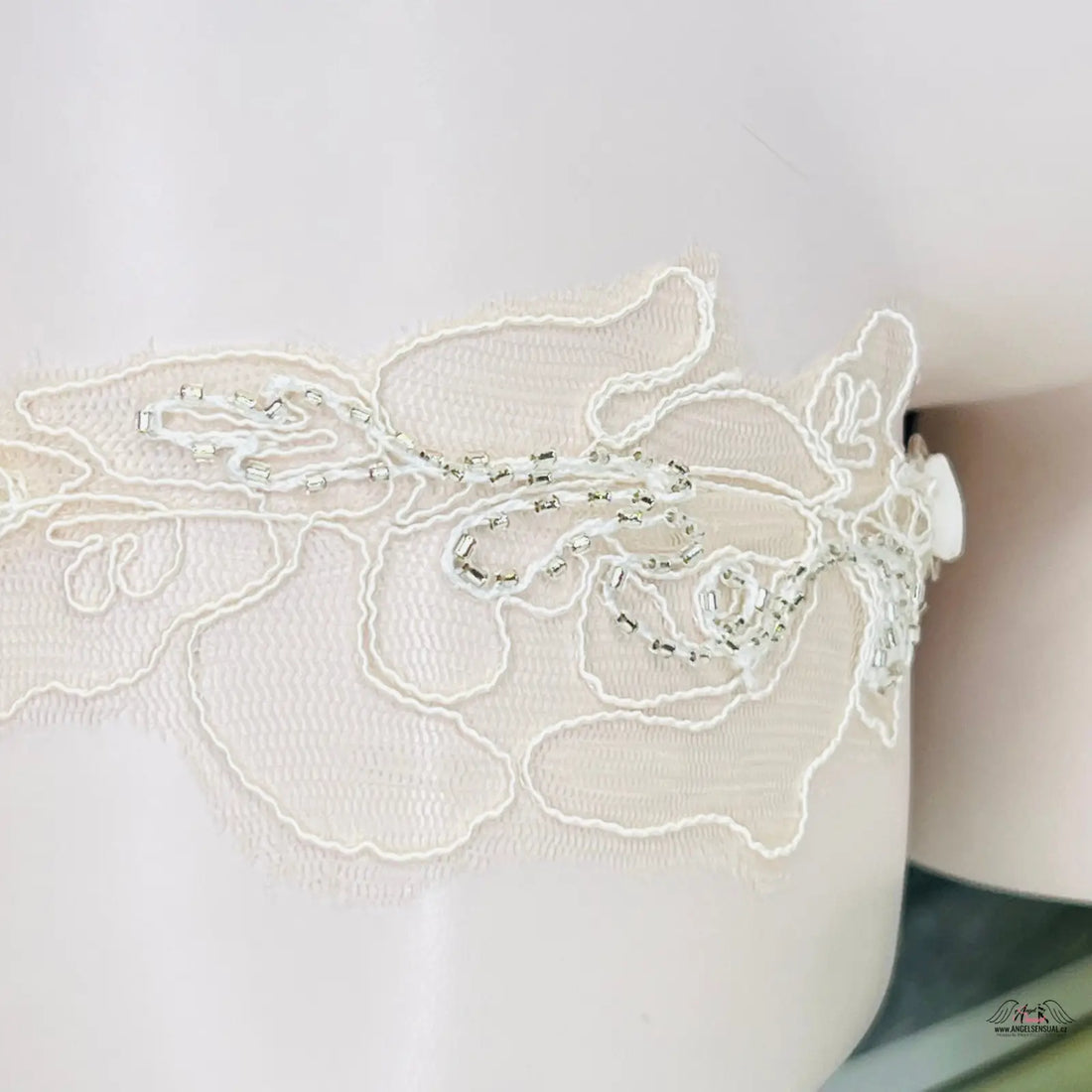 Delikátní bílá krajka s stříbrnými korálky na podvazku Lindie s jemnou síťovinou