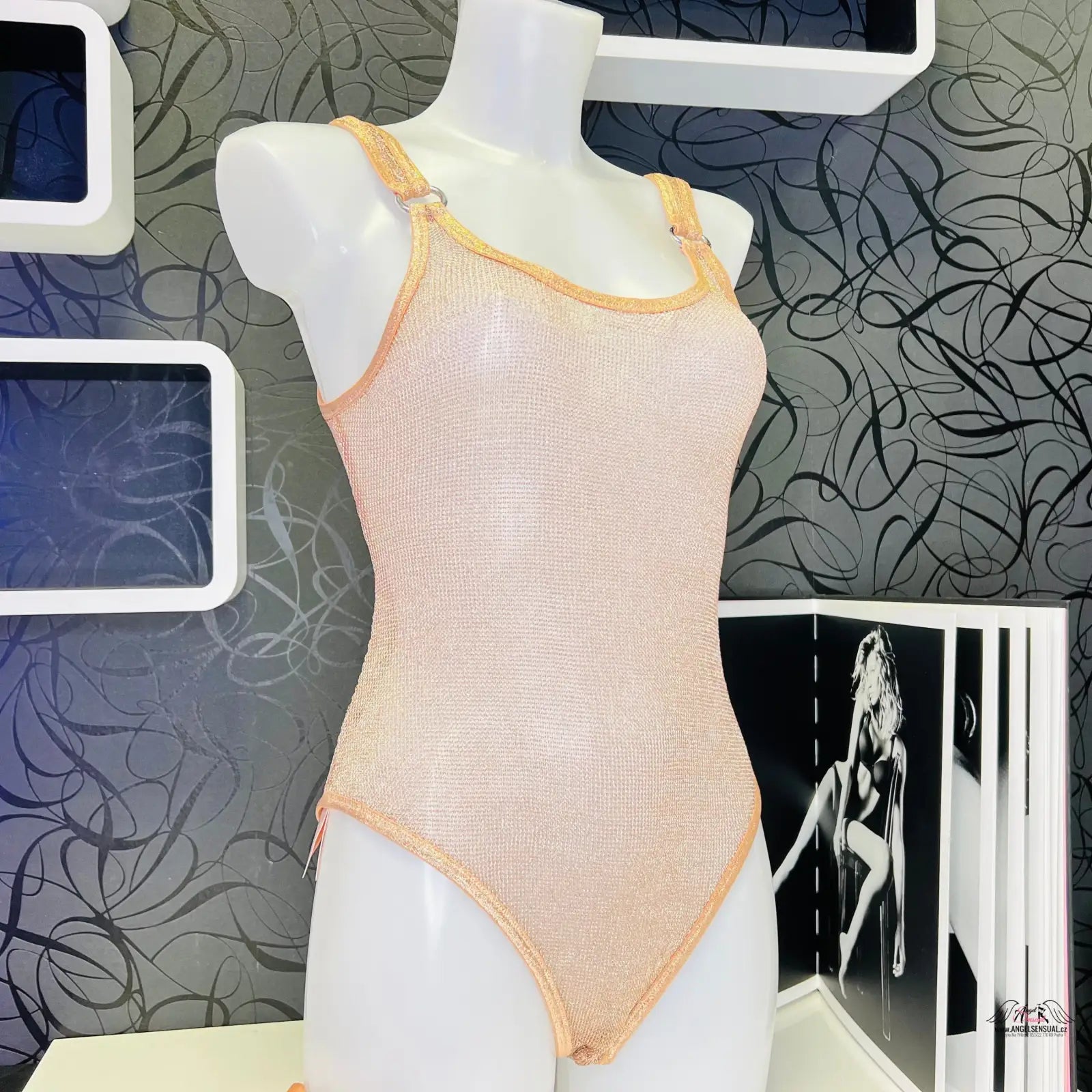 Broskvový flitrový bodysuit Agent Provocateur pro sebevědomou ženu Phoebe