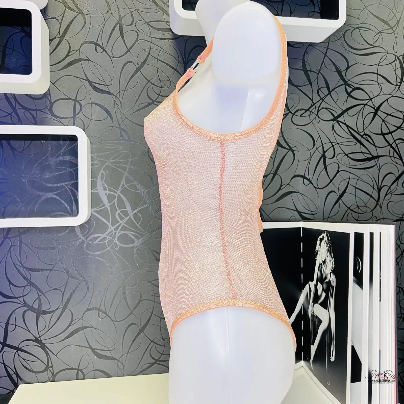 Růžový lesklý bodysuit Agent Provocateur Phoebe pro sebevědomou ženu