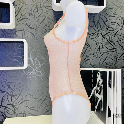 Růžový lesklý bodysuit Agent Provocateur Phoebe pro sebevědomou ženu