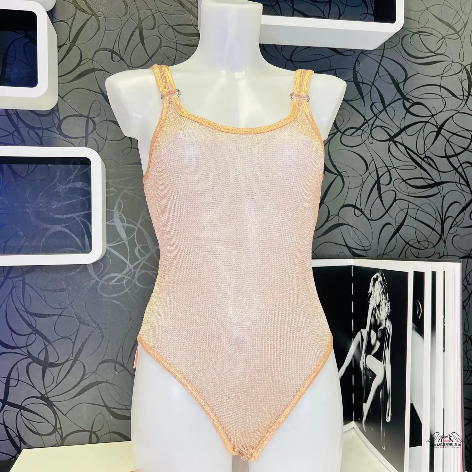 Peachové třpytivé body Agent Provocateur Phoebe pro sebevědomé ženy