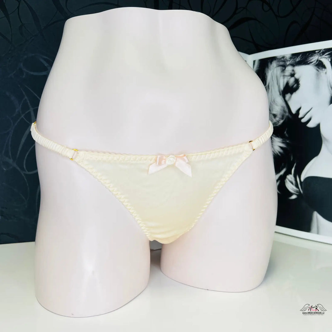 Cream-colored string bikini with bow from Agent Provocateur Tanga Abbey featuring narůžovělou krajkou