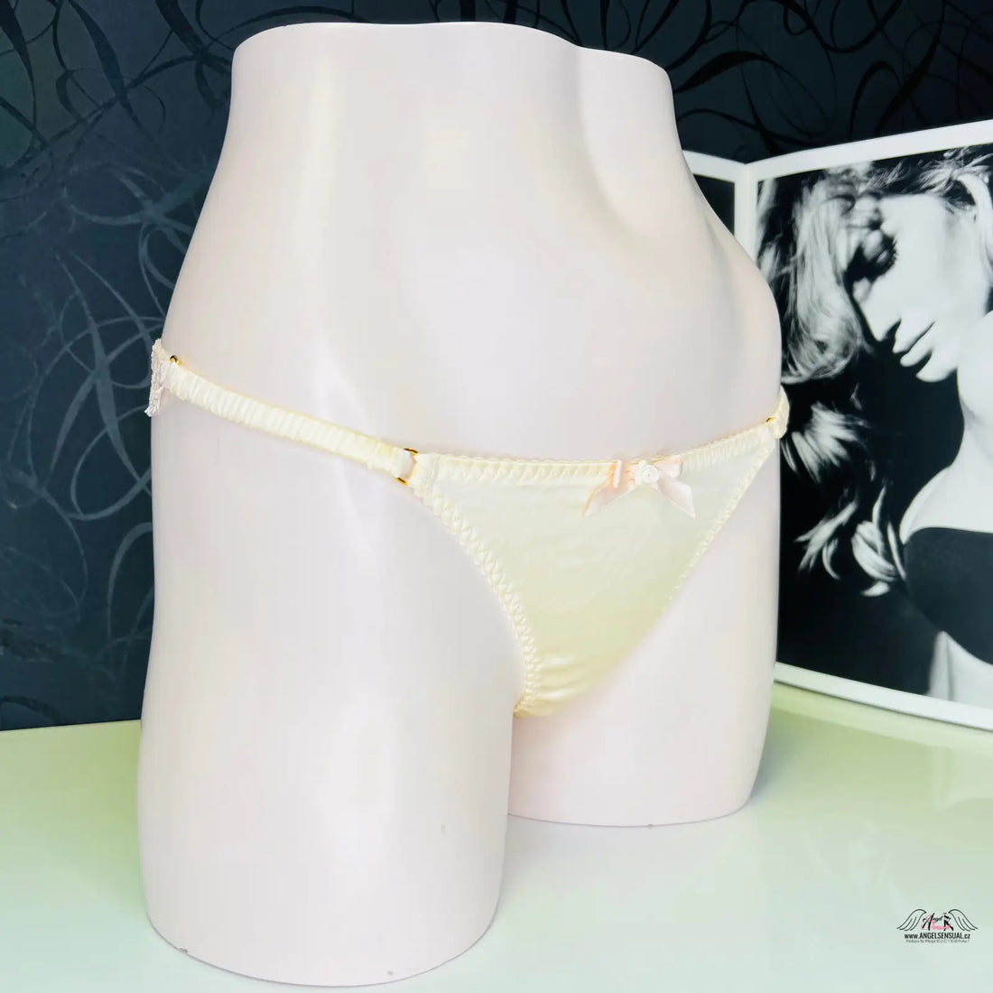 Cream-colored thong underwear with narůžovělou krajkou from Agent Provocateur Tanga Abbey