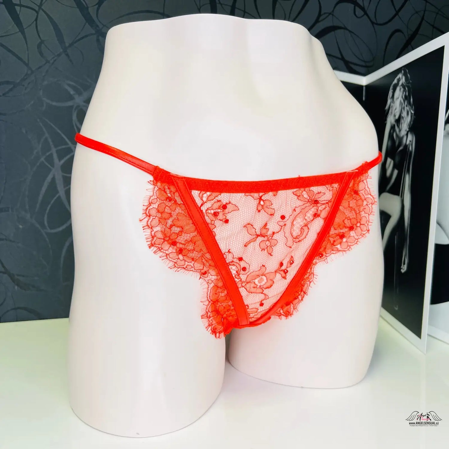 Luxusní tanga Adara styl Red floral lace thong z kolekce Agent Provocateur Tanga Adara Red Soiree Leather Swarovski