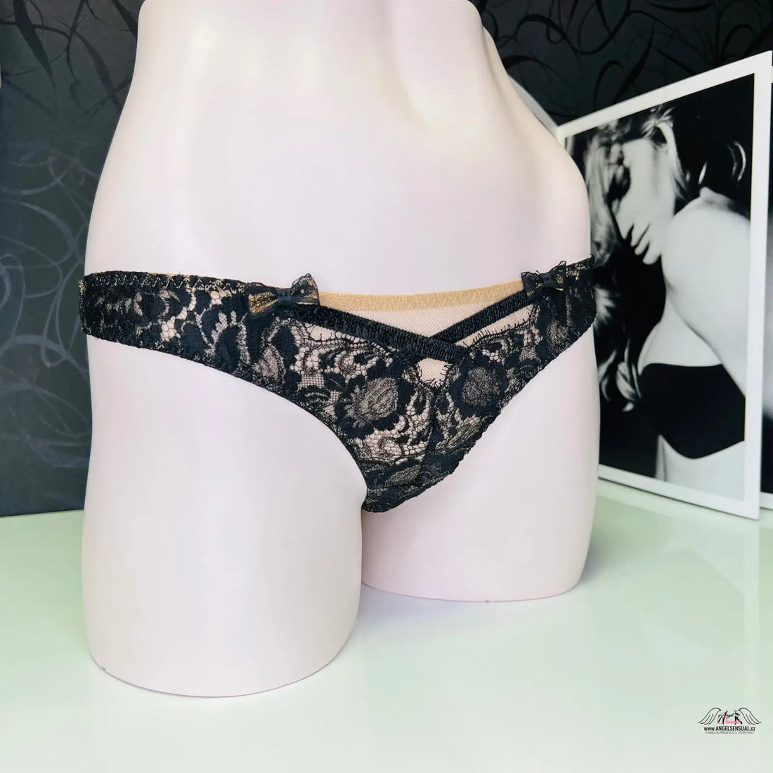 Luxusní síťovaná tanga Agent Provocateur Tanga Adelia s černou květinovou krajkou