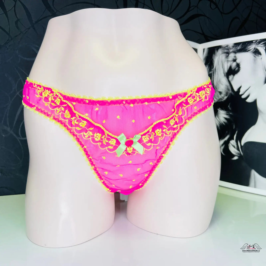 Luxusní tanga Connie Agent Provocateur v růžové s puntíky a žlutým lemem