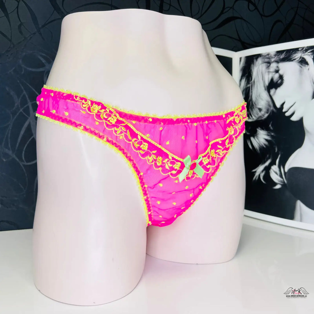 Luxusní tanga Connie Agent Provocateur v růžové s puntíky a žlutým lemem