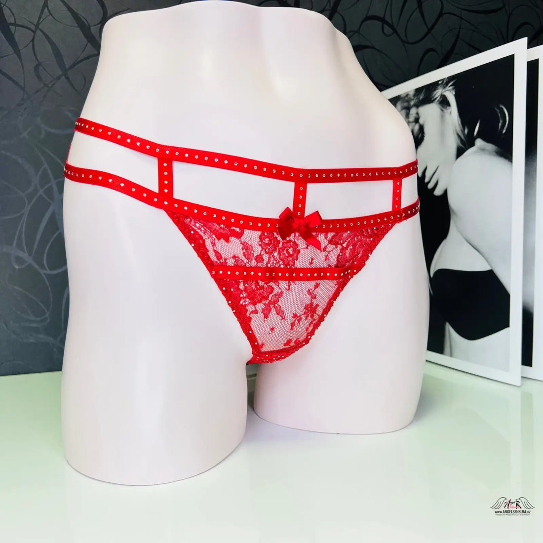 Obrázek luxusní tanga Davinah od Agent Provocateur s červenou krajkou a stuhou