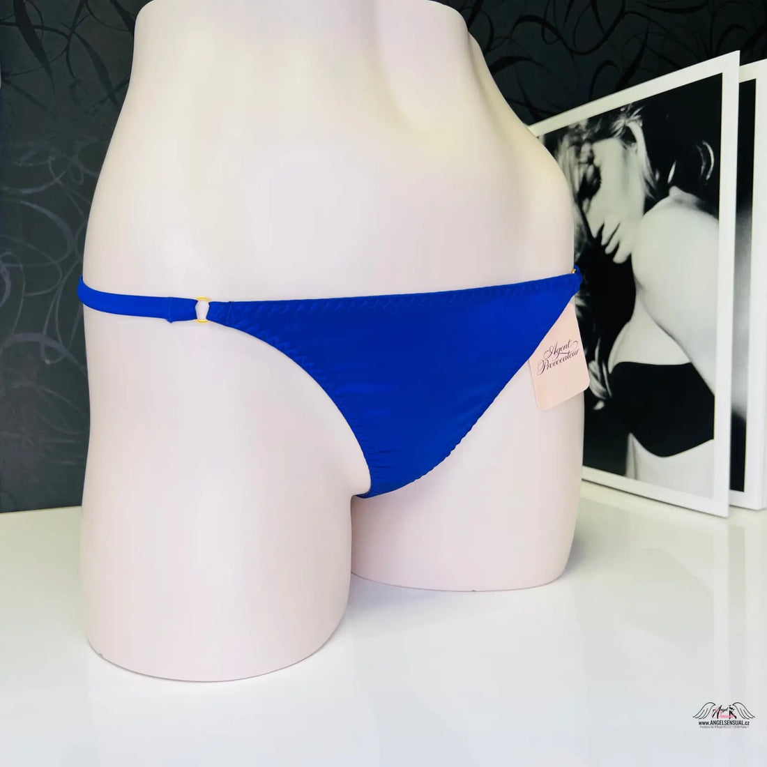 Agent Provocateur Tanga Janet Trixie s modrým bikini a bílým trupem, ideální tanga bikiny