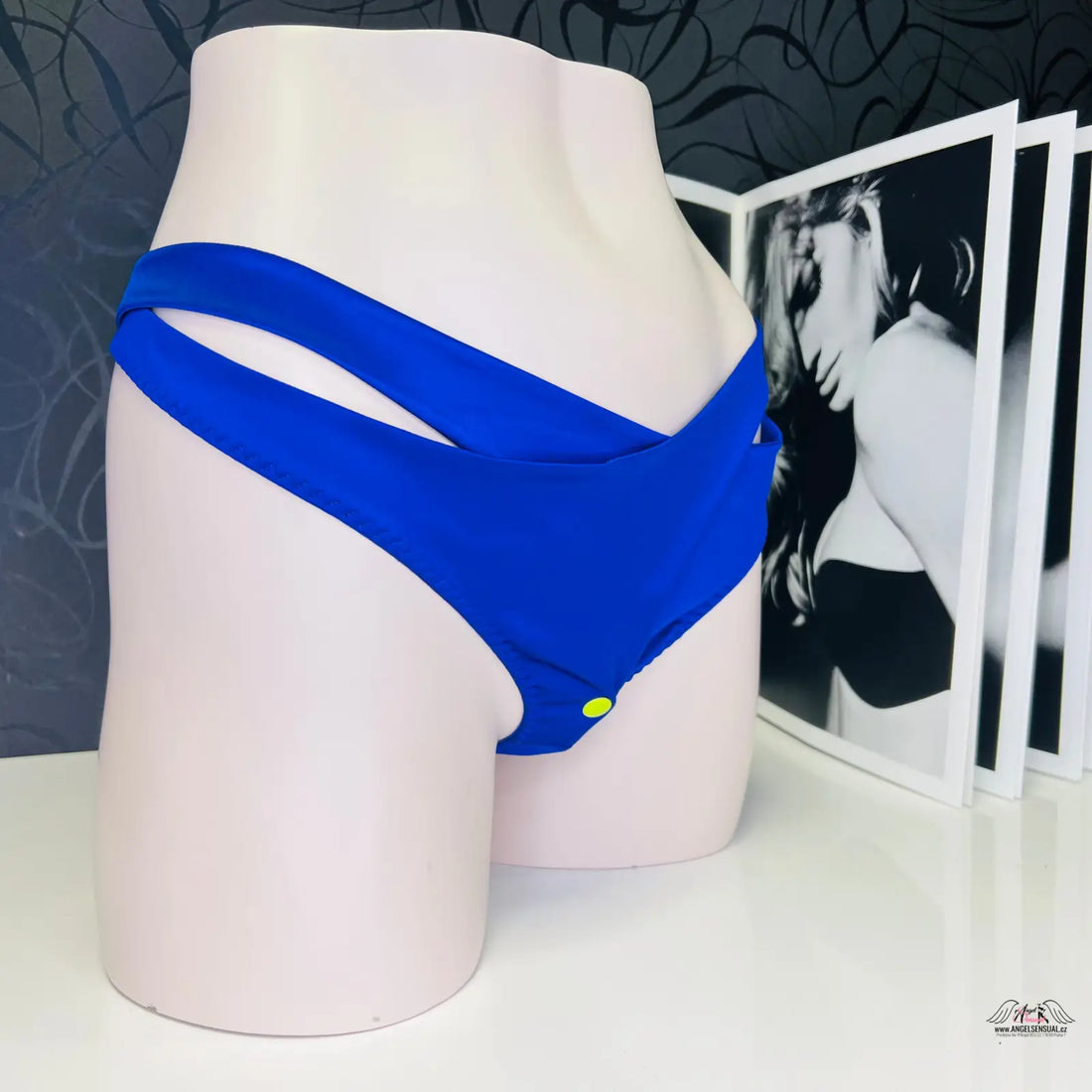 Royal modrá tanga Janet Trixie od Agent Provocateur na figuríně, ideální apparel &amp; accessories