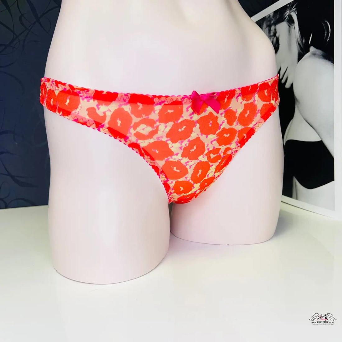 Red and pink floral print bikini bottom na figuríně s mikrovlákno leopardí kalhotky