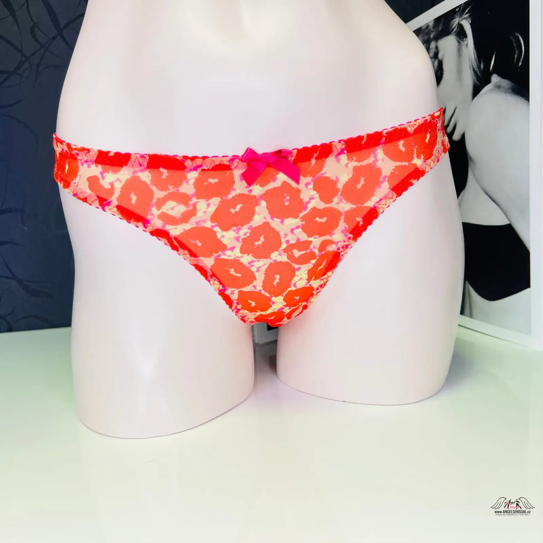 Red and white floral patterned bikini bottom, Agent Provocateur Tanga Kit Leopard, mikrovlákno leopardí kalhotky, parížská elegance