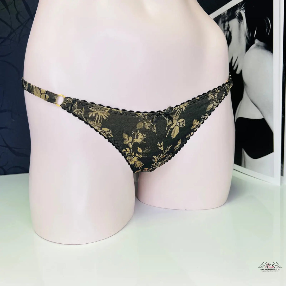 Dark green floral print leoni tanga s zlatými akcenty na figuríně, leoni černé tanga
