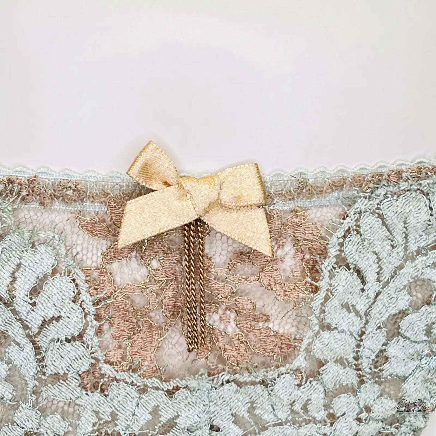 Lace luxusní tanga Lorelli Agent Provocateur s zlatým mašlí a řetízkem