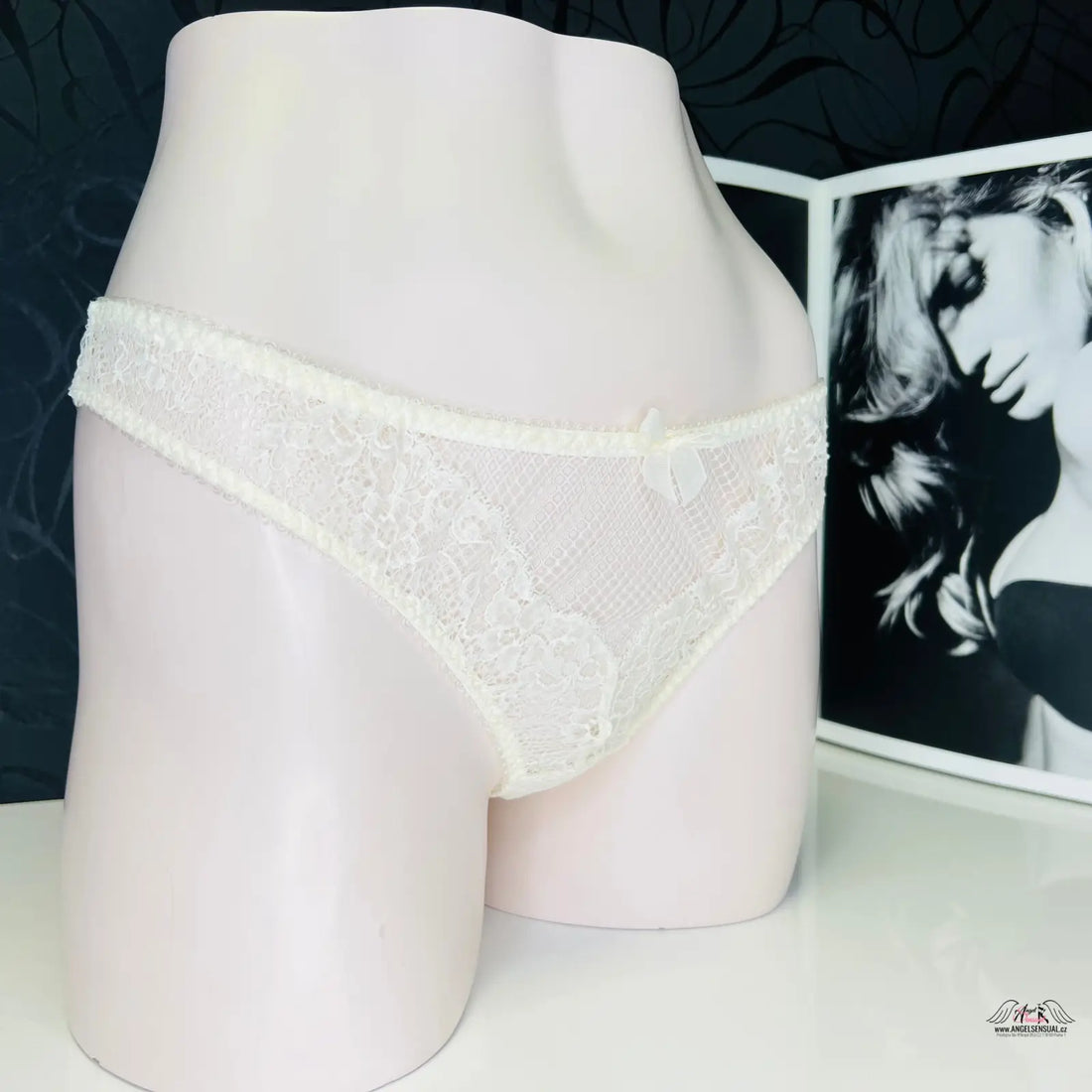 Lace-trimmed white thong Agent Provocateur Tanga Lyla s mašličkou uprostřed