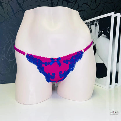 Pink a modrá jemnou krajkou tanga Molly od Agent Provocateur na figuríně