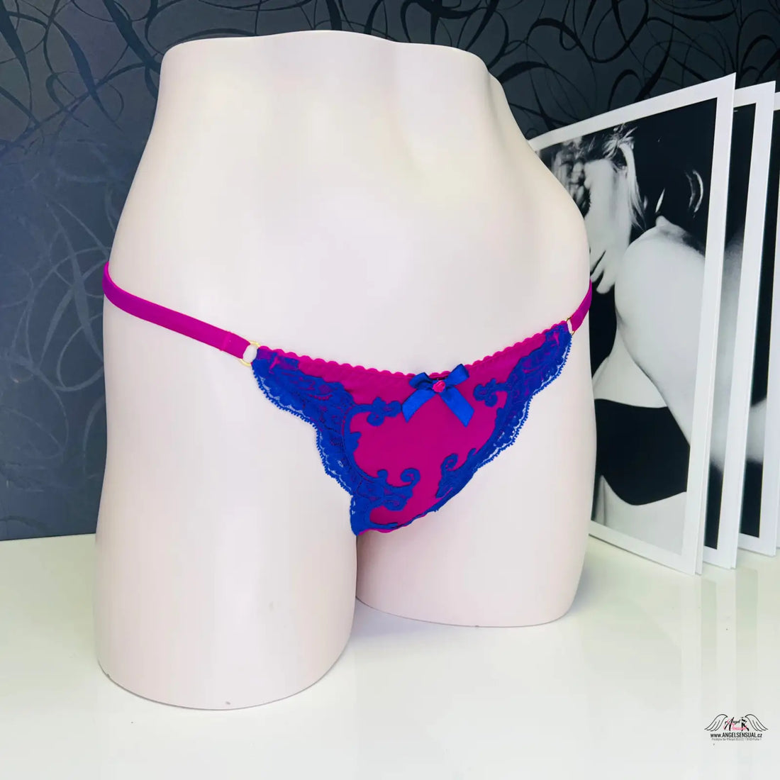 Agent Provocateur Tanga Molly s jemnou krajkou a růžovo-modrými elastickými pásky